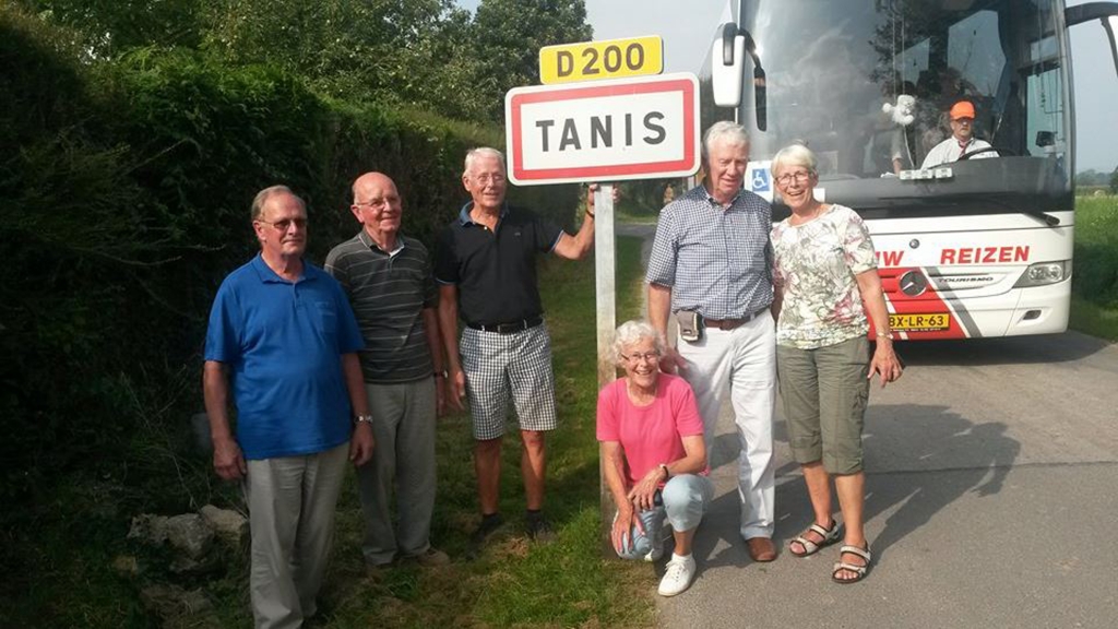 De Tanissen uit het reisgezelschap bij het dorpje Tanis.