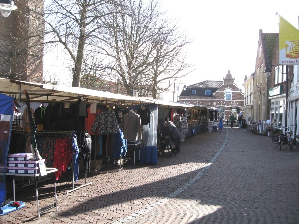 Marktactiviteit in het centrum van Ouddorp (Archieffoto: Jaap Ruizeveld).