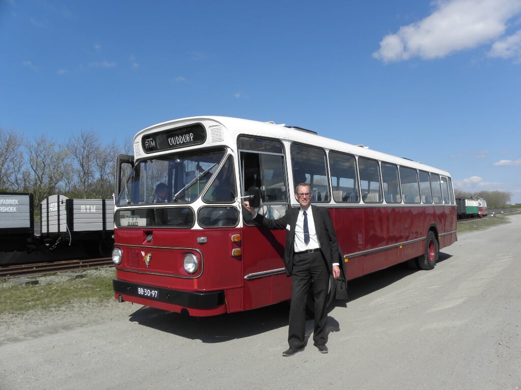 De historische RTM-bus met chauffeur Jaap van Splunter.