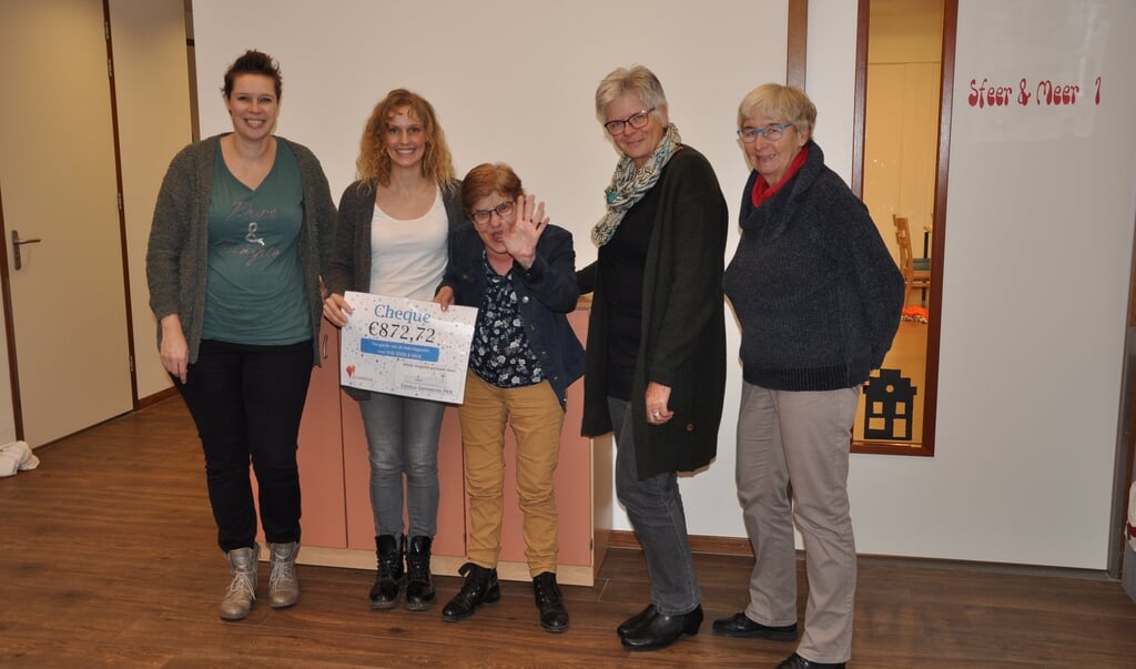 (V.l.n.r.) Marella Dupree, Esther Bogerman (medewerkers Sfeer & Meer), Jaqueline Höhle, cliënt dagbesteding, Joke van Driel en Cobie van den Tol, namens de Exodusgemeente.