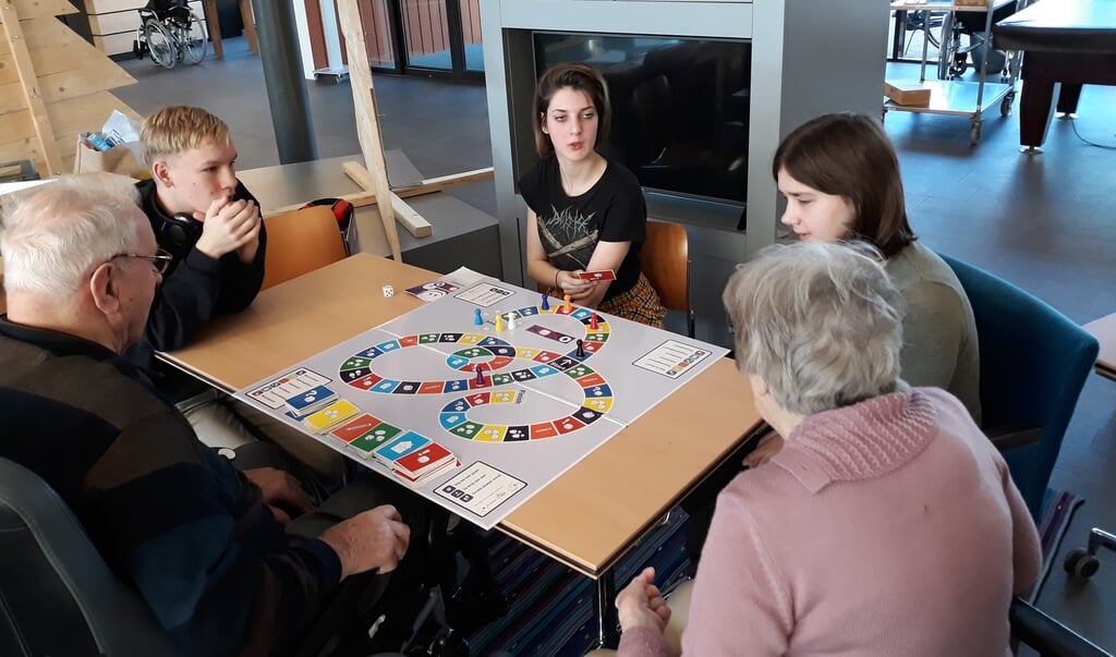 Jongeren en ouderen bespreken diverse thema's in spelvorm.