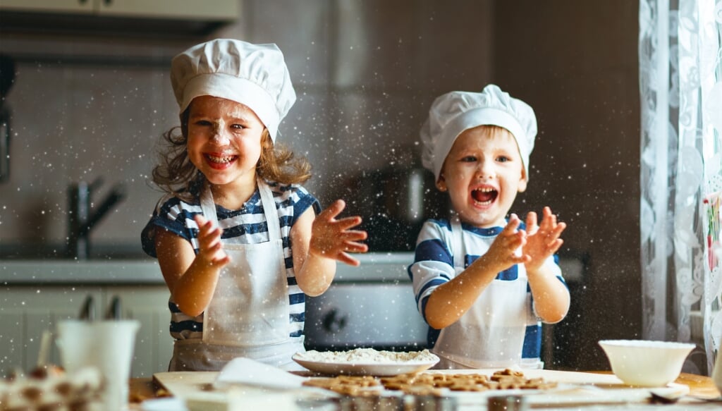 De kinderen mogen natuurlijk ook meehelpen met bakken (Foto: Shutterstock).