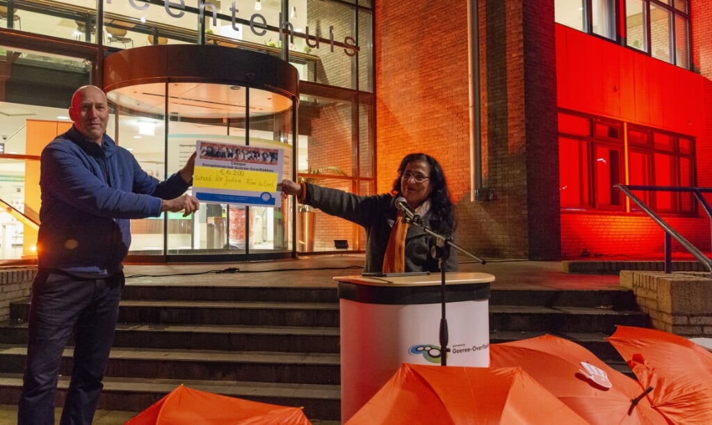 Arjan Erkel ontvangt de cheque uit handen van Fazila Rashid, presidente van de Soroptimistclub Goeree-Overflakkee. Foto: Jaap Peeman