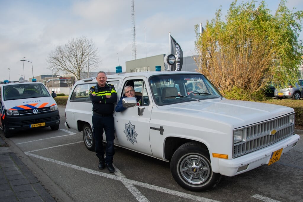 De beide mannen genoten van de rondrit in een oude Chevrolet (Foto: Sam Fish).