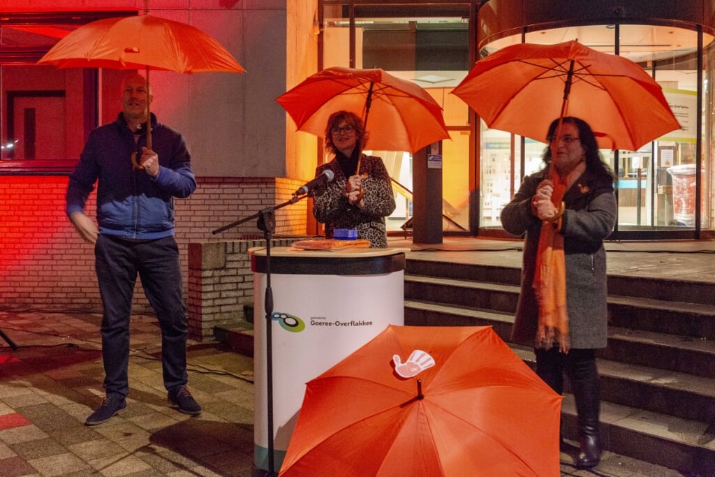 De start van de campagne. V.l.n.r.: Arjan Erkel, burgemeester Ada Grootenboer en Fazila Rsahid. (Foto: Jaap Peeman)