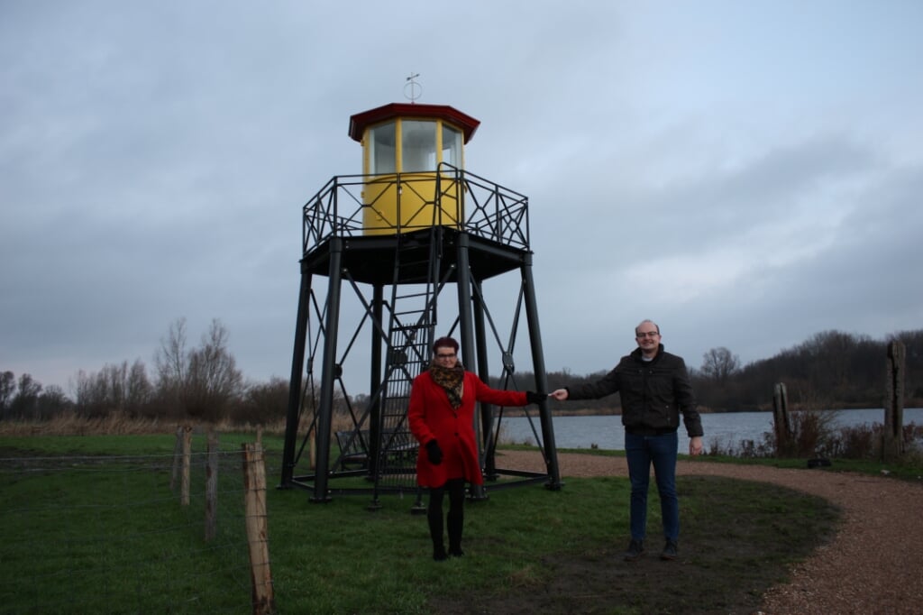 Martijn Lambert overhandigt de sleutel aan Lenie van Erkelens (Foto: Kees van Rixoort).