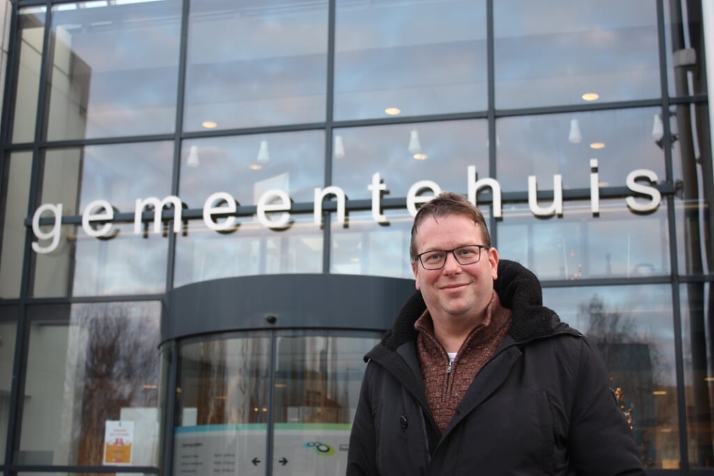 Wethouder Berend Jan Bruggeman voor het gemeentehuis in Middelharnis (Foto: Kees van Rixoort).