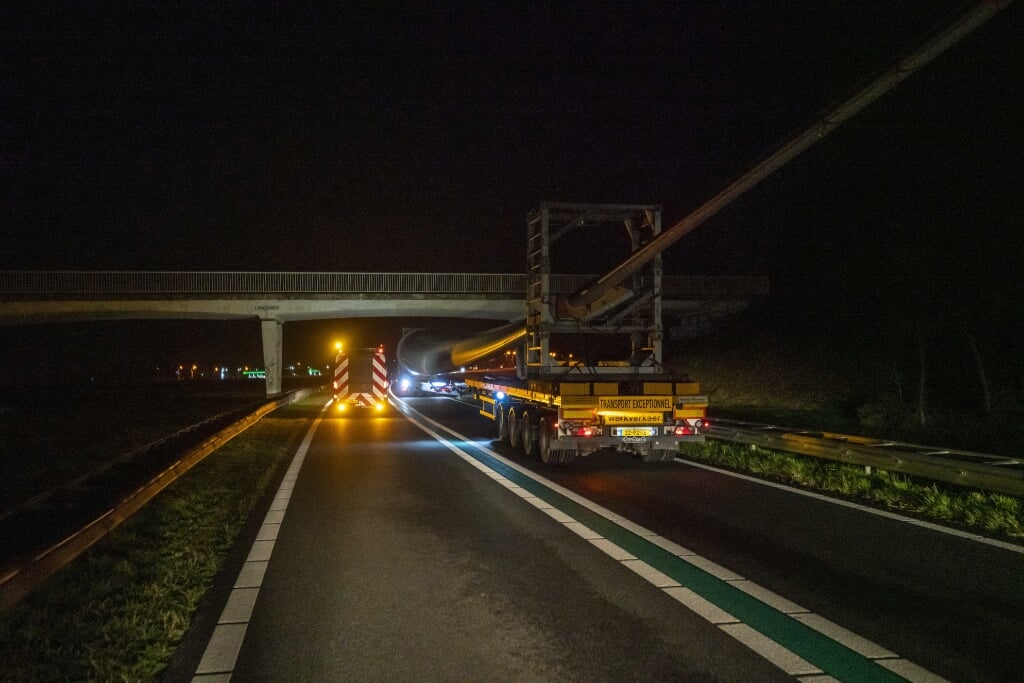 Transport onderweg van de haven in Bruinisse naar Windpark Oostflakkee.