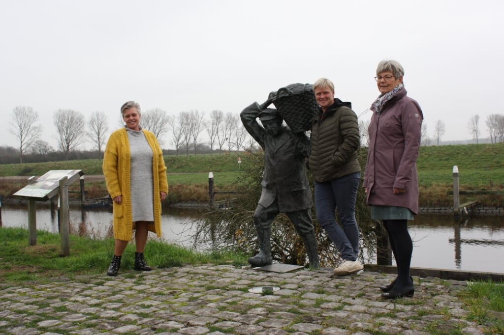V.l.n.r. Inge Hameeteman, Inge Giebel en Ien Grinwis bij het beeld ‘de Visserman’ (Foto: Kees van Rixoort).