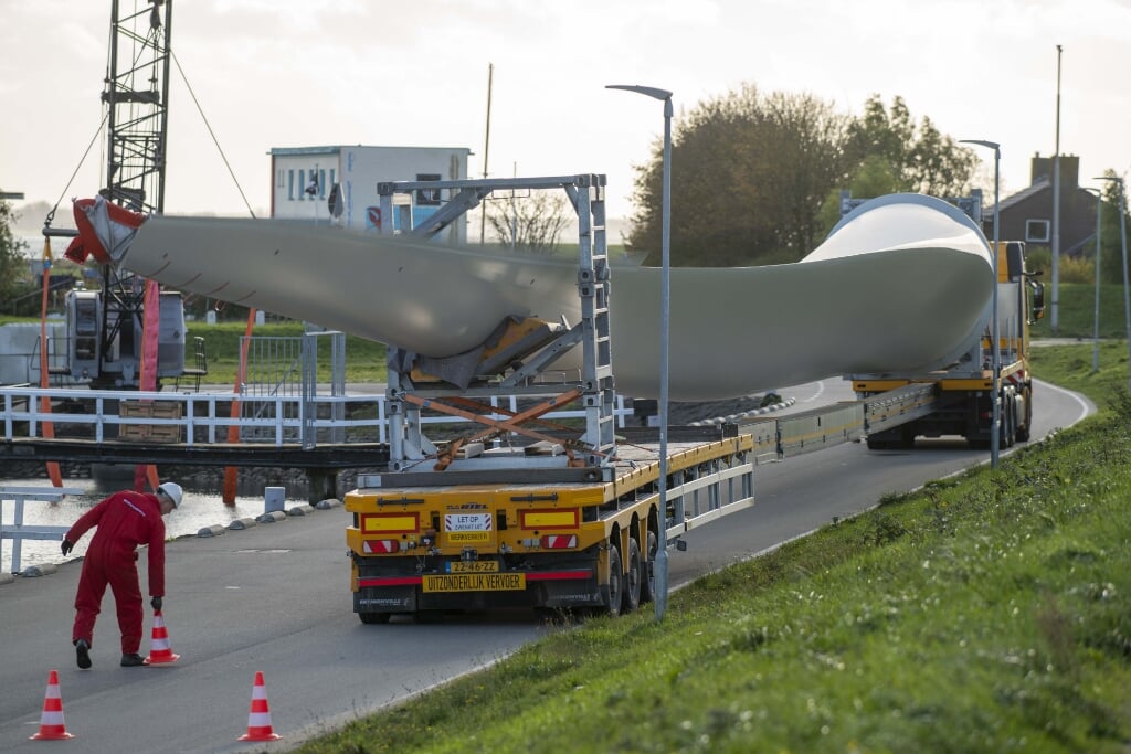 Uitzonderlijk vervoer klaar voor vertrek in de haven van Bruinisse.