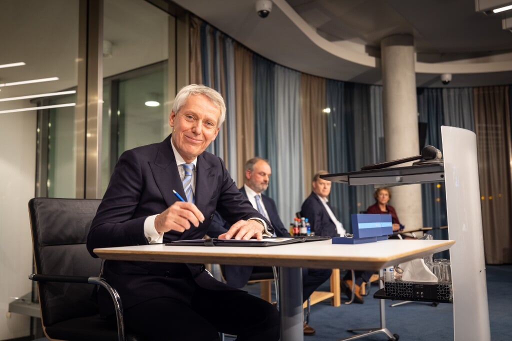 Jan Bonjer zet zijn handtekening en is nu ook officieel beëdigd als dijkgraaf (Foto: Remie Kranendonk).