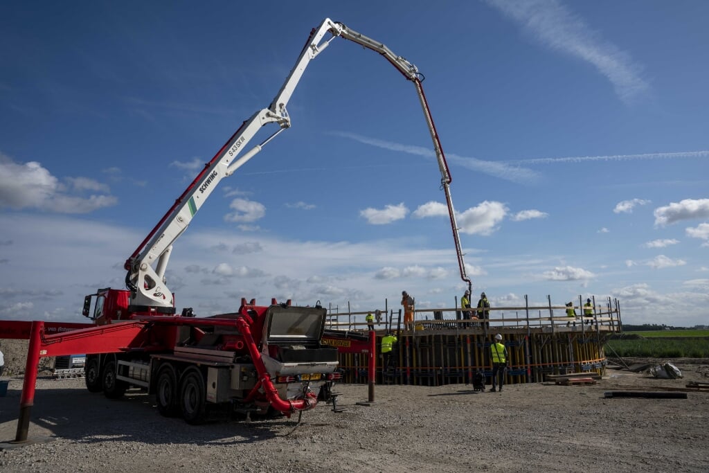 Beton storten: beton wordt met behulp van betonpomp vanuit de vrachtwagen naar het fundament getransporteerd.