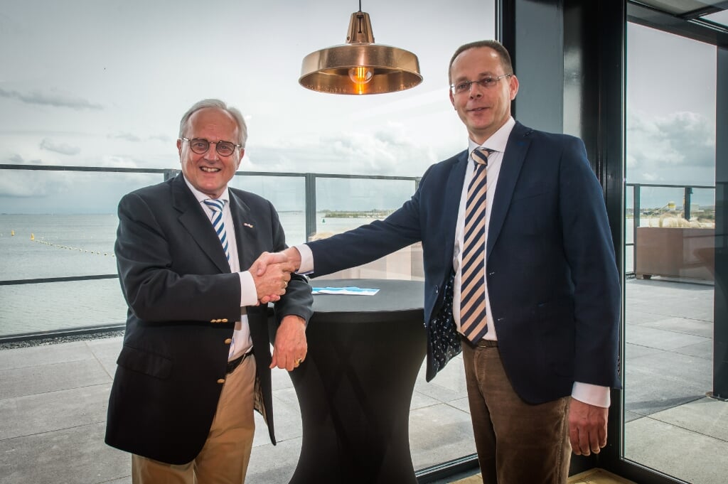 Kees Sinke (links) en Hans Juch bij de overdracht van de voorzittershamer van de UFA in 2016 (Archieffoto: Wim van Vossen).