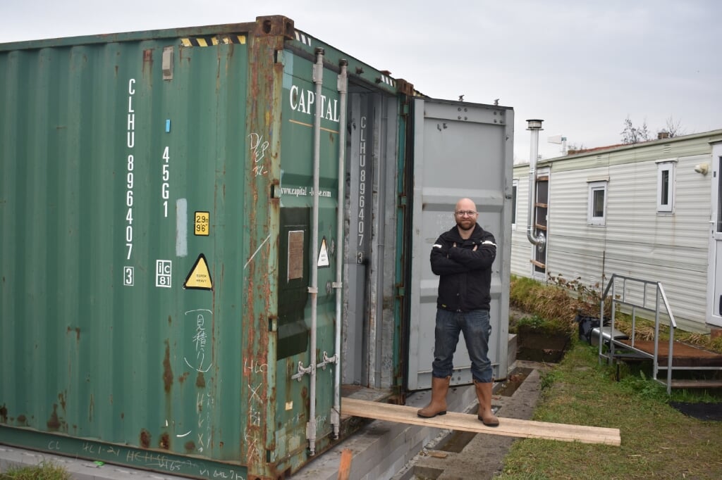 Vincent Andriessen bij een van de containers.