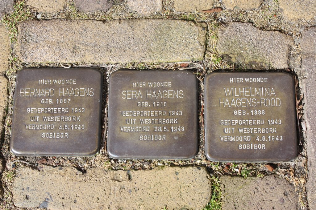 Drie Stolpersteine aan het Achterdorp in Dirksland (Foto: Kees van Rixoort).