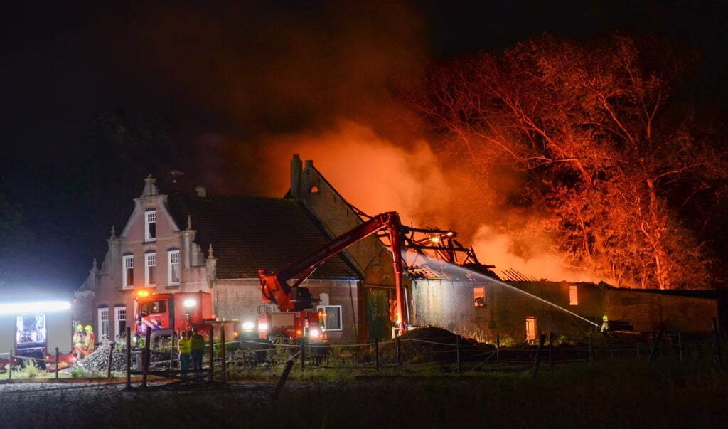 De schuur gaat in vlammen op, de woning kan gelukkig worden gered (Foto: Jonathan Jelier).