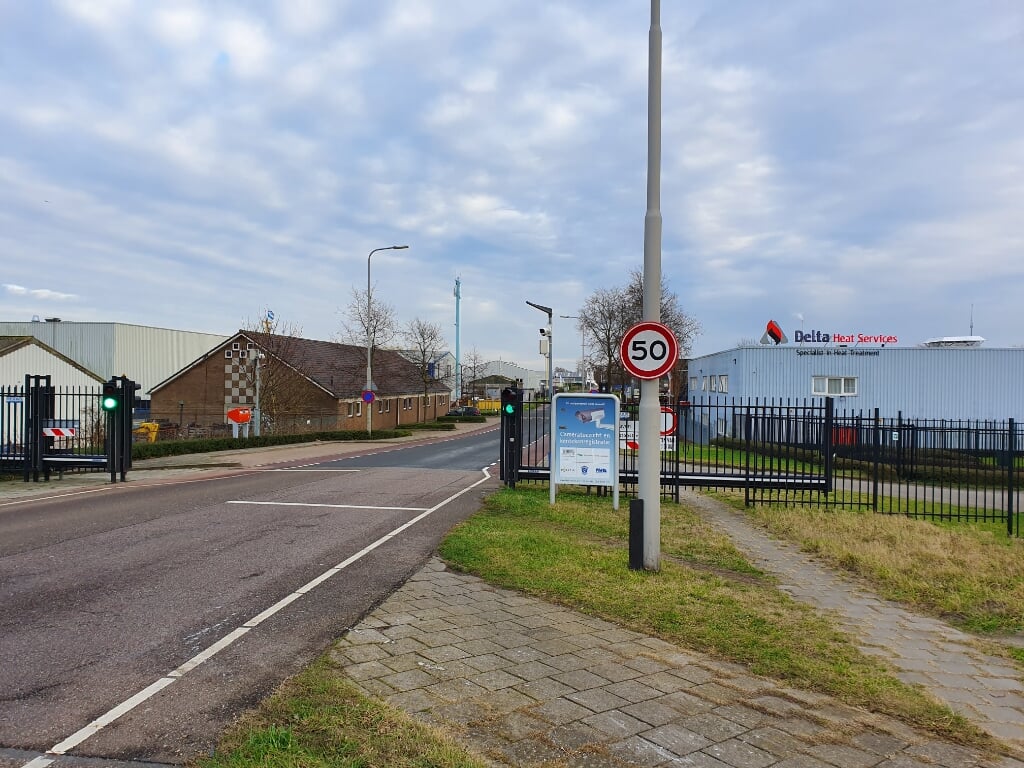 Toegangsweg van bedrijventerrein Deltahaven Binnen (Foto: Jaap Ruizeveld).