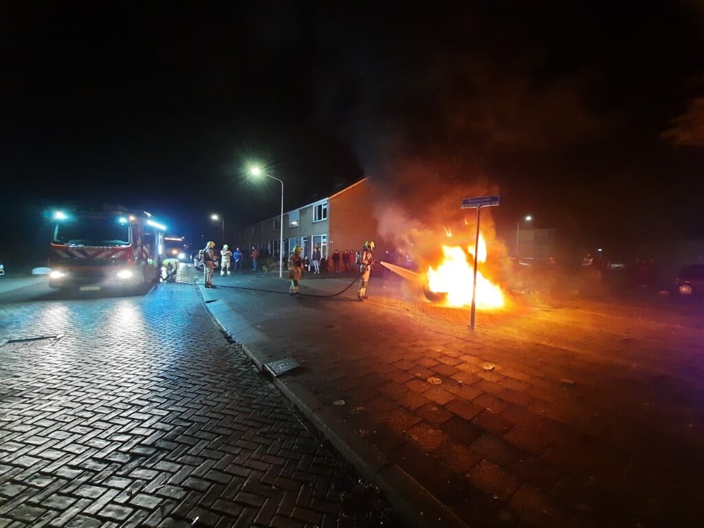 Brandweer blust vreugdevuur in Sommelsdijk (Foto: Erwin Guijt).