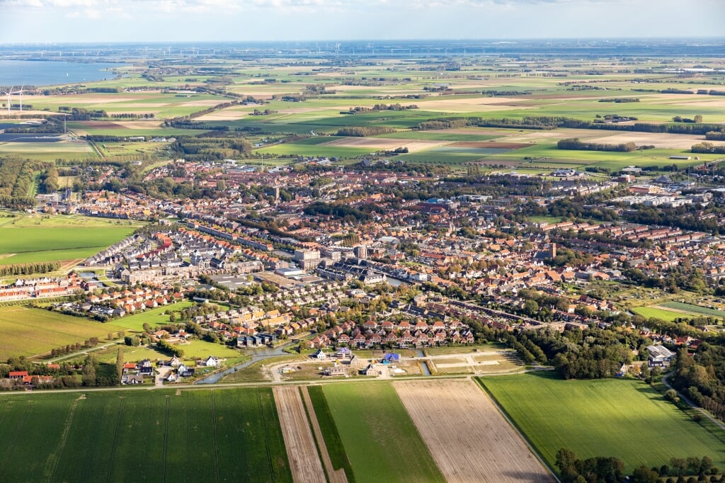 Middelharnis en Sommelsdijk, de twee woonkernen met het hoogste aantal inwoners (Foto: Topview Luchtfotografie).