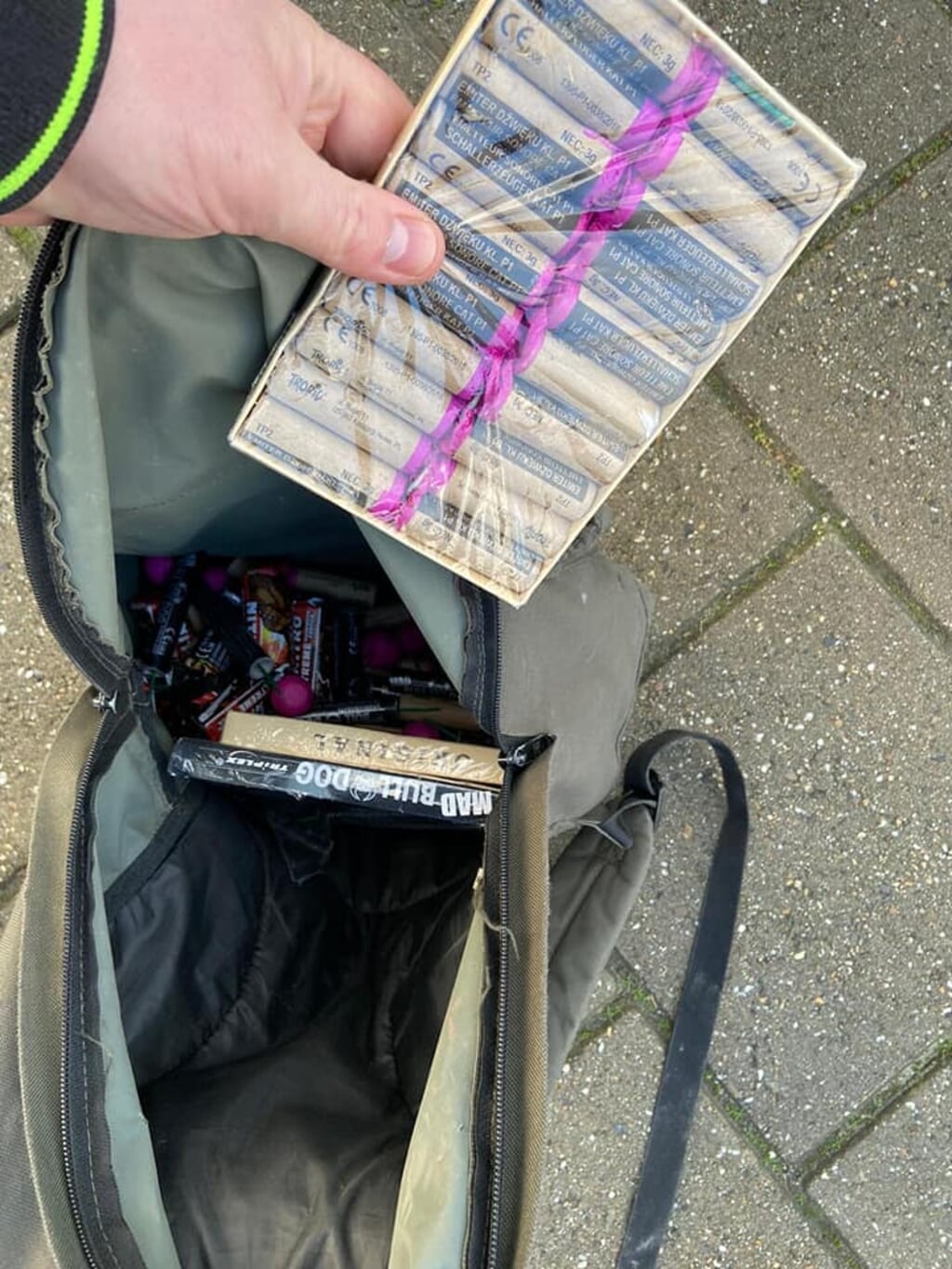 Een tas vol illegaal vuurwerk (Foto: politie Goeree-Overflakkee).