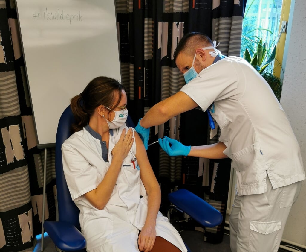 Longarts Lidia Hoogerbrugge van het Van Weel-Bethesda Ziekenhuis in Dirksland ontving vorige week de eerste coronavaccinatie op Goeree-Overflakkee (Foto: CuraMare).