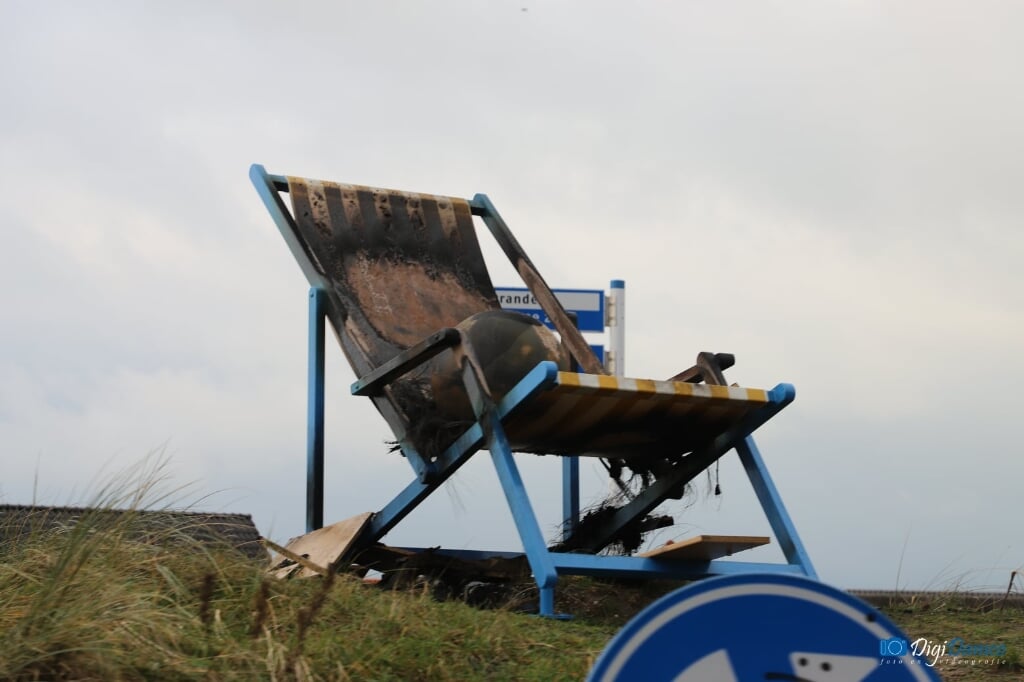 De vernielde strandstoel van dichtbij (Foto: Wilko van Dam/Digidamco Fotografie).