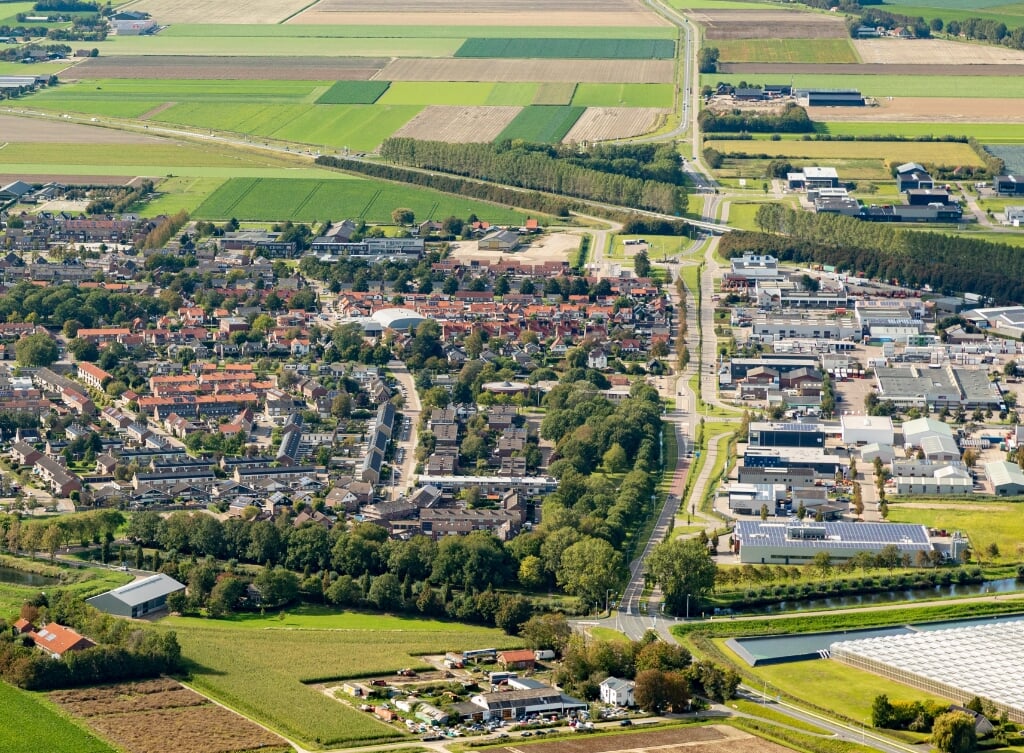 Luchtfoto van Oude-Tonge, met rechts BedrijvenPark Oostflakkee (Foto: Topview Luchtfotografie).