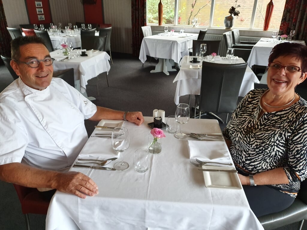 Gerard en Klara aan een gedekte tafel in hun visrestaurant (Foto: Jaap Ruizeveld).