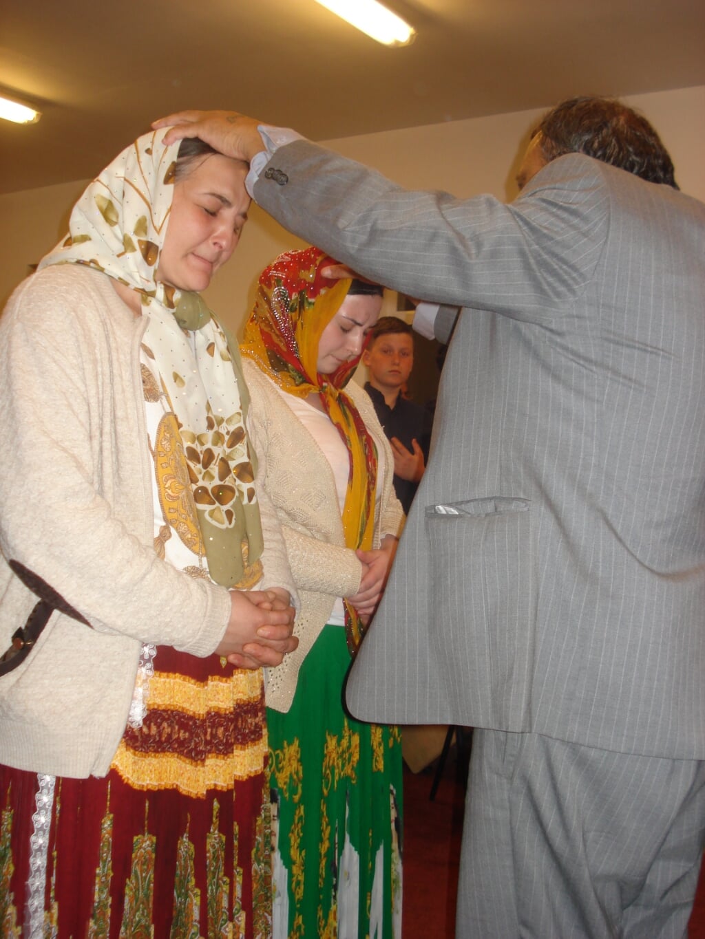 Twee zigeunervrouwen worden als nieuwe leden van de gemeente in Uioara door ds. Husar bevestigd.