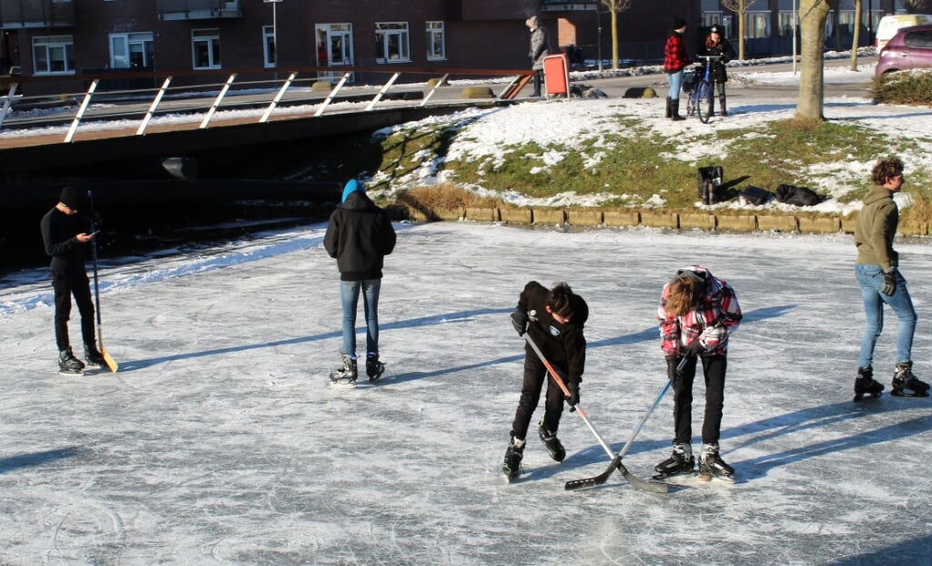 Een potje ijshockey op de Singelkade in Middelharnis.