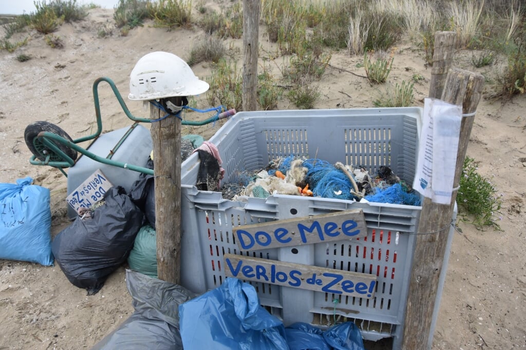 Bij het schoonmaken van de stranden langs de kop van het eiland zijn ook particulieren actief. (Foto: Adri van der Laan)