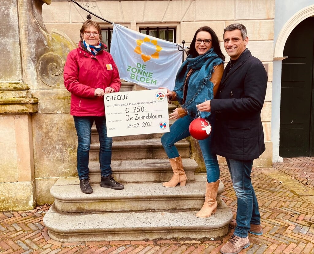 De cheque aan Stichting de Zonnebloem werd uitgereikt door Mariecke en Kees Nagtegaal. Mariecke is lid bij de Ladies Circle en Kees is lid van de Kiwanis. 