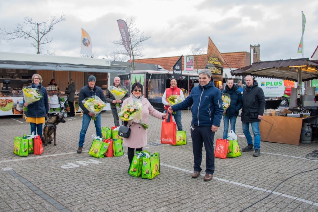 Marktmeester Jos van Spier overhandigt de tas aan Rosita Verhoef van de Zilverkraam (Foto: Sam Fish).