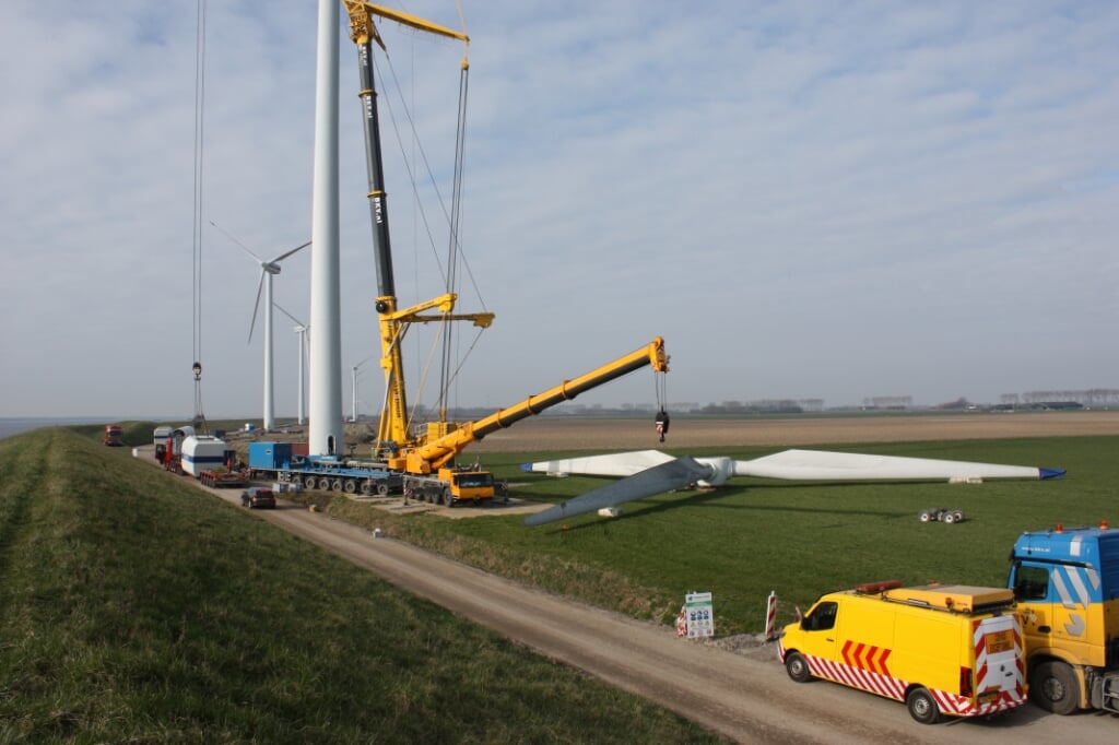 Een van de windmolens van Windpark Piet de Wit wordt gedemonteerd (Foto: Kees van Rixoort).