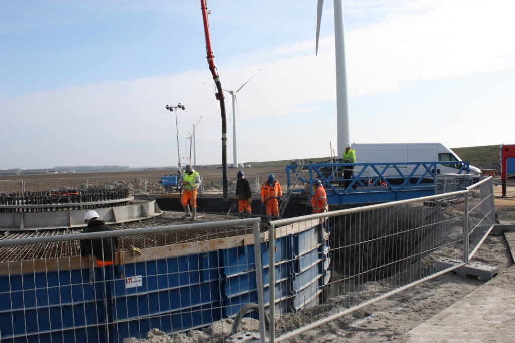 De fundering van de nieuwe, grotere windmolens wordt aangelegd (Foto: Kees van Rixoort).