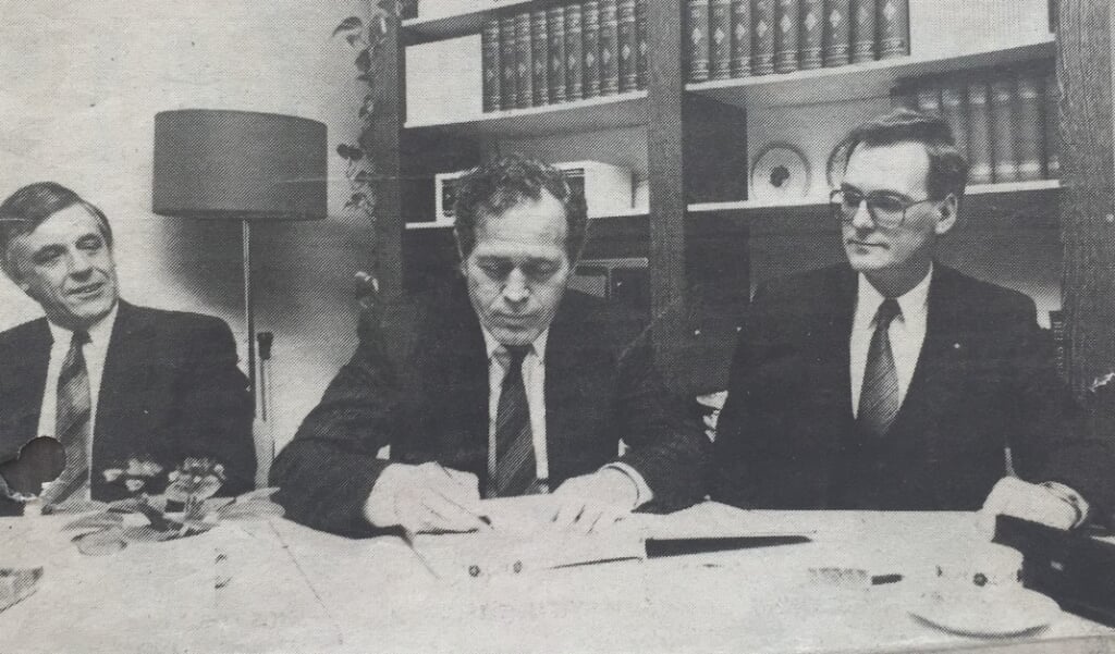 De ondertekening van de contracten voor de uitbreiding van het Van Weel Bethesda Ziekenhuis in januari 1989, in het midden Cor Noorthoek. 