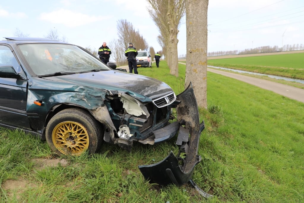 De zwaarbeschadigde auto die op de Oudelandsedijk tussen Middelharnis en Stad aan ’t Haringvliet tegen een boom tot stilstand kwam (Foto: Wilko van Dam). 