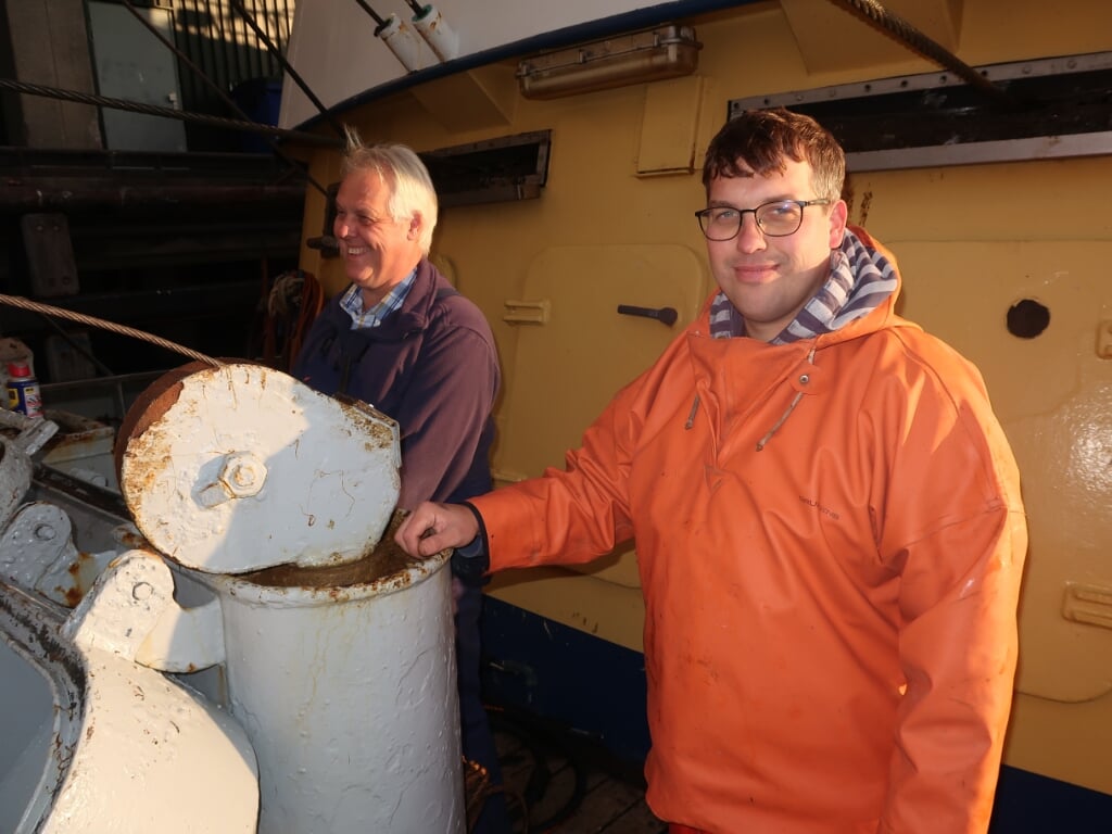Jan (links) en zoon Hans Tanis aan boord van de pulskotter GO-37 (Foto: W.M. den Heijer).