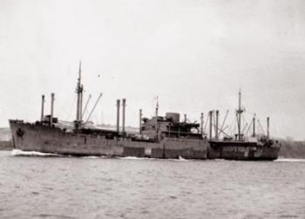 Ms 'Sommelsdijk' met oorlogscamouflage en bewapening.