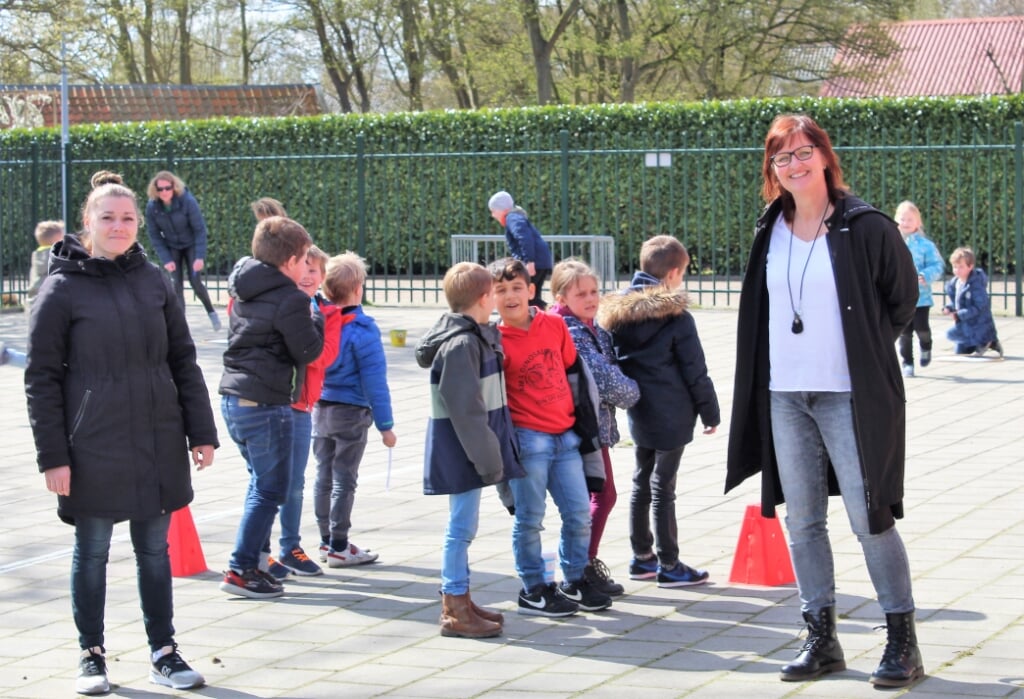 Juf Chantal Smeding (links) en stimulator van de buitenlesdag Petra Wevers op het plein van De Pannebakker (Foto: Mirjam Terhoeve).