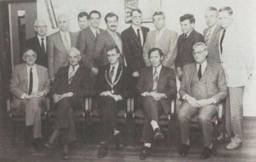 De 'oude gemeenteraad' van de gemeente Dirksland op 15 april 1986 met rechts naast burgemeester Oversier gemeentesecretaris Cor Noorthoek.