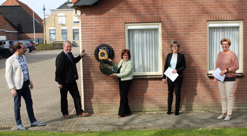 Op de foto v.l.n.r. Jan Meinster, Willem van de Veer, Irene Drenth, burgemeester Grootenboer en Annelies van den Hoek (Foto: Mirjam Terhoeve).