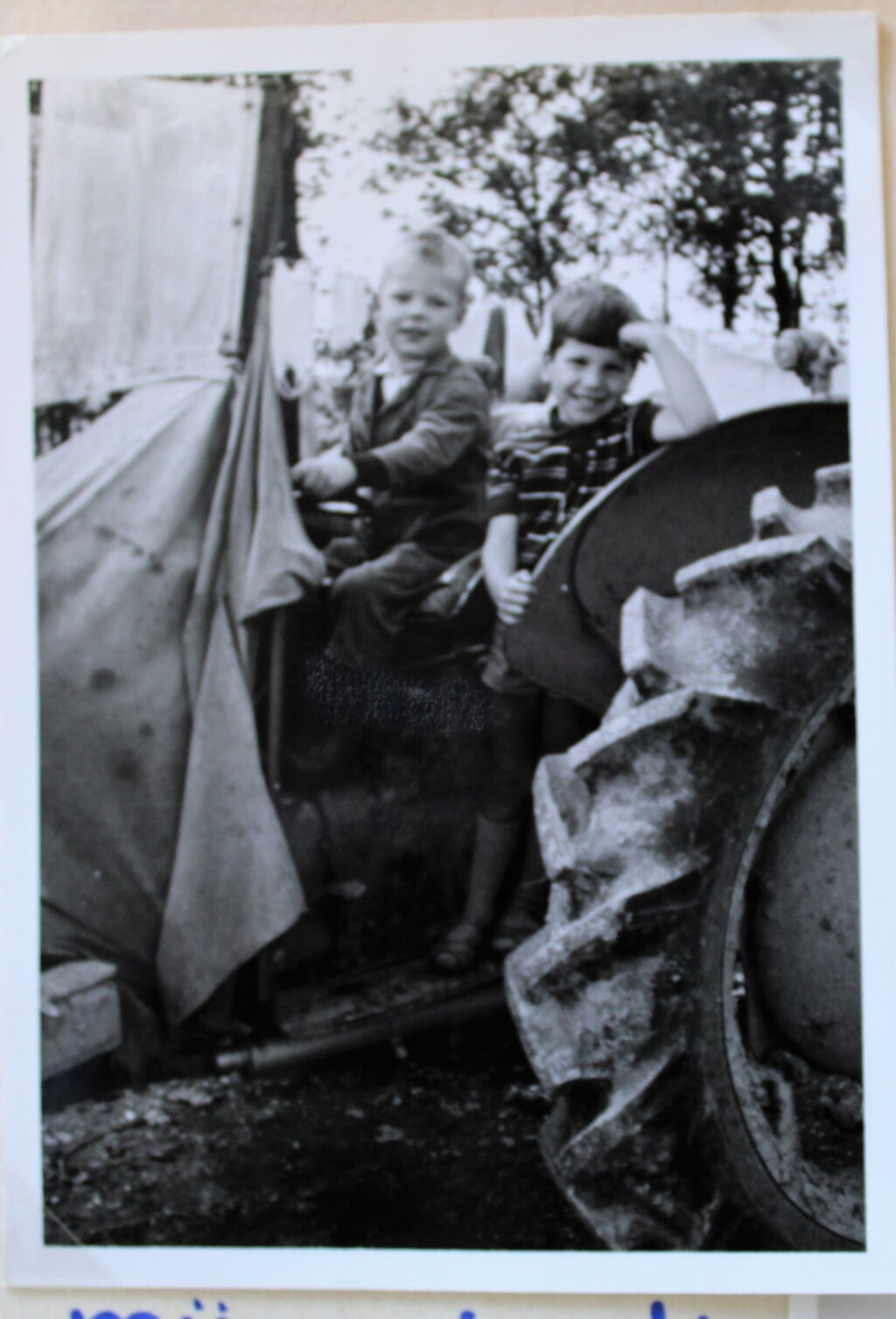 Een piepjonge Leo (links) samen met een schoolvriendje op de tractor.