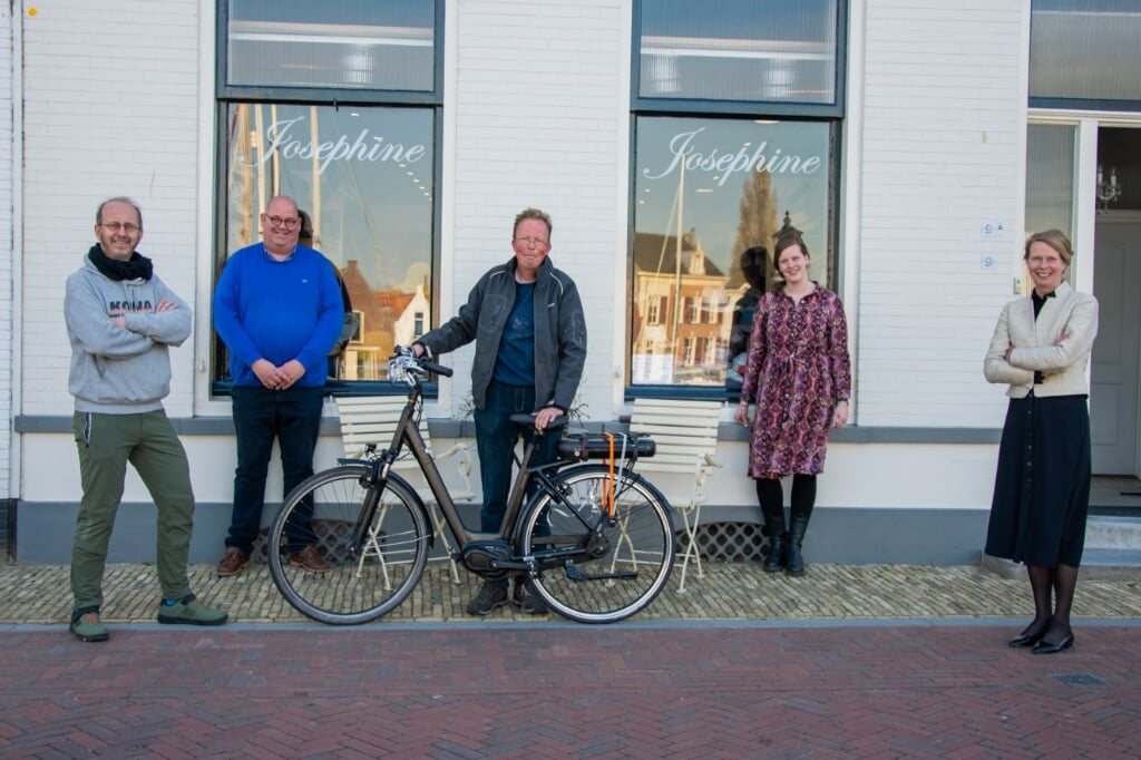 V.l.n.r.: Peter de Jager (fietstotaal), Ronald de Koning (BIZ Middelharnis), Johan, Hennie van den Hoek-Van Dam (De Ouwe Stempel) en Petra Rabouw van Hoedenhuijs Josephine (Foto: Sam Fish).