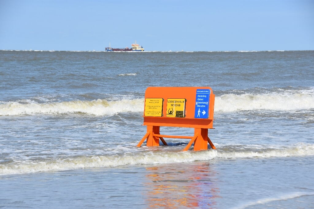 Het baggerschip transport het zand vanaf grote afstand naar het strand.