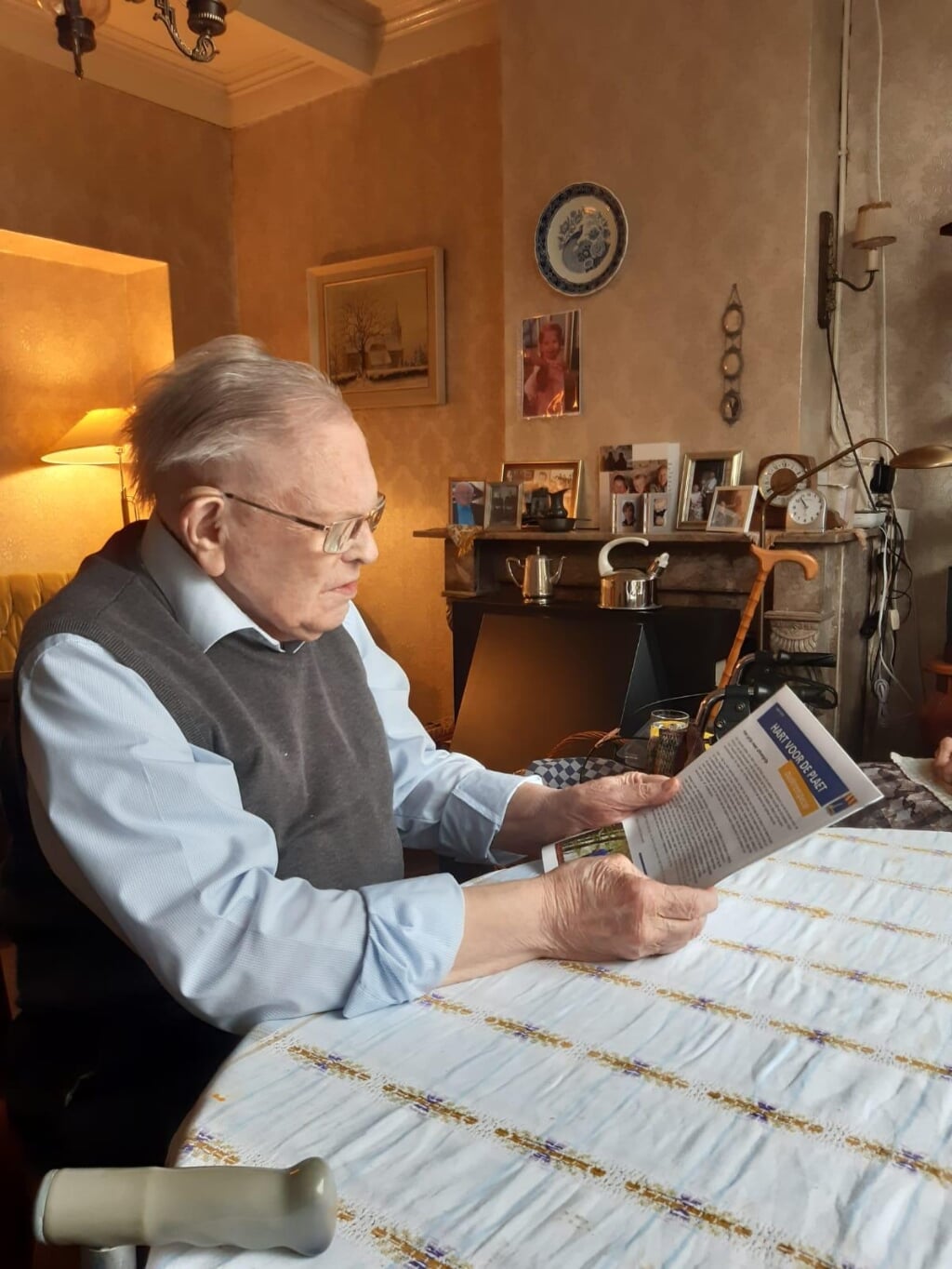 De 102-jarig Piet in 't Veld bekijkt de speciale editie 'Hart voor de Plaet'.