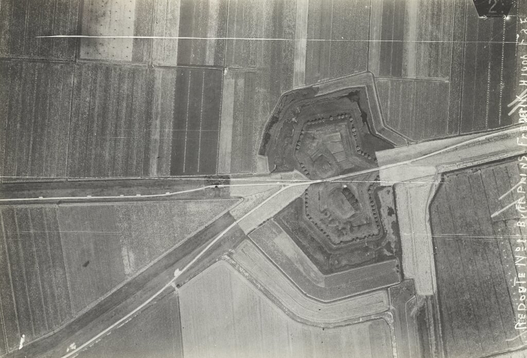 Luchtfoto's van redoutes, gemaakt in de jaren twintig van de vorige eeuw. Op deze foto redoute 1, waarvan in het huidige landschap niets meer is terug te zien.