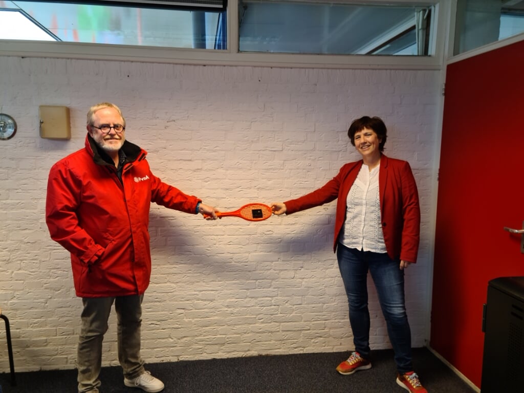 Fractievoorzitter Jaap Willem Eijkenduijn overhandigt Petra ’t Hoen het jubileumspeldje.