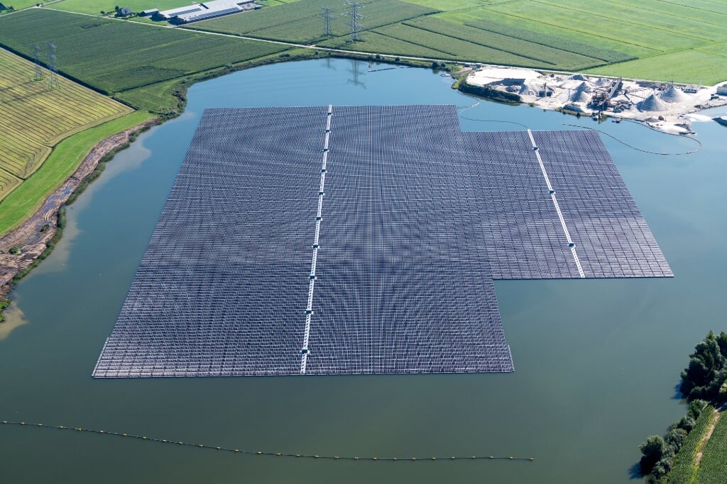 In Nederland zijn al verschillende zonneparken op water aangelegd, zoals deze in Zwolle. Dit is een van de grootsten van Europa (Foto: Shutterstock).