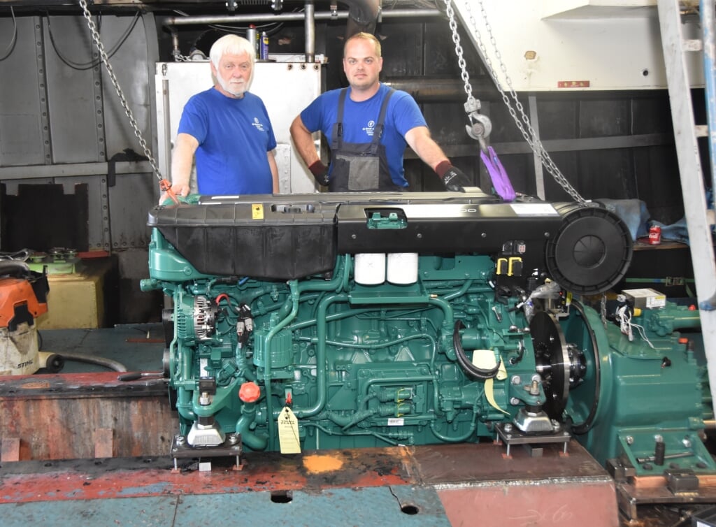 Kees en zoon Sander bij de één van de motoren die momenteel wordt ingebouwd. (Foto: Adri van der Laan)